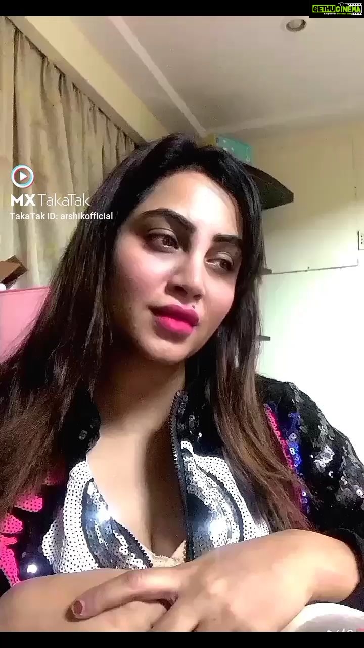 Arshi Khan Instagram - Aisi mohabbat pe laanat he Bhaisahab 🤗🤗🤗🤣🤣 #arshikhan #arshi #mxtakatak #ownvoices #mxtakatak #reels #reelsinstagram #reelitfeelit #trending @mxtakatak