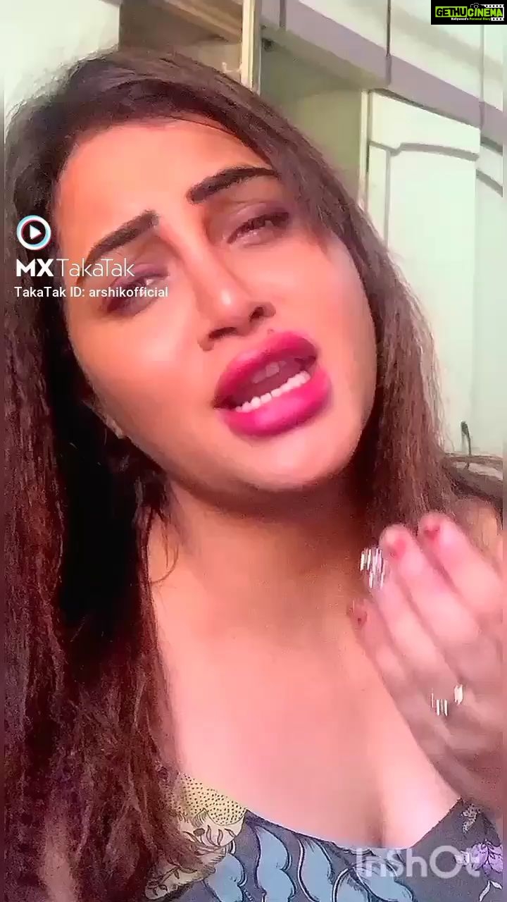 Arshi Khan Instagram - Sharab pine ke baad jinki yaad aaye ... Unse hi aashiqui hoti he .. toh awaam aapko kiski yaad aati he tag them in comment section ... Love you awaam 😍😍 #arshikhan #arshi #reels #mxtakatak #act @mxtakatak