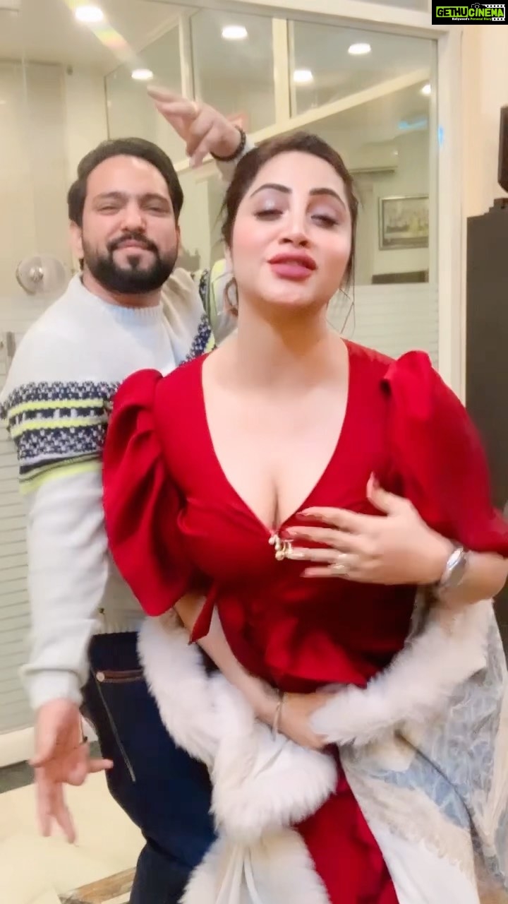 Arshi Khan Instagram - ❤️❤️❤️❤️❤️woooow what a words is song ki lyrics mast hai 🤪🤪🤪🤪🤪🤪🤣🤣😂😂😂 #arshikhan #arshi #sherukrishnagoni #reels #reelitfeelit #reelsvideo