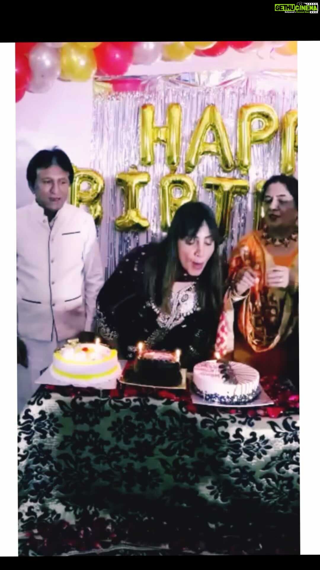 Arshi Khan Instagram - ❤️❤️❤️❤️❤️❤️ #arshikhan #happybirthday #family #sherukrishnagoni #arshi #reels #reelitfeelit #reelsvideo
