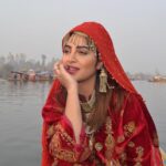 Arshi Khan Instagram - Beautiful Kashmir ❤️ #Arshi #Arshikhan #Sherukrishnagoni #beautifuldestinations #dallake #kashmirtourism