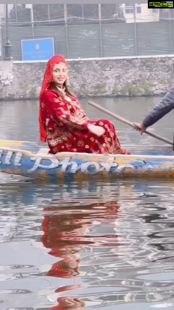 Arshi Khan Instagram - Bijli bijli ❤️❤️❤️ #arshikhan #reels #reelitfeelit #reel #sherukrishnagoni #kashmir