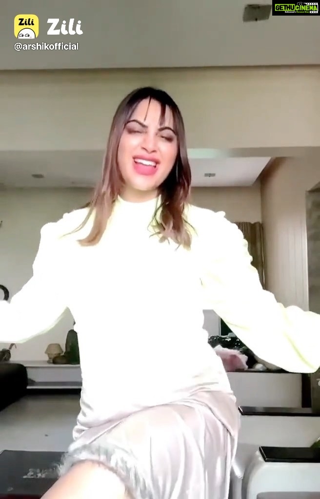 Arshi Khan Instagram - Rajaaaaaaa 😝😝😝😝😝 #arshikhan #arshi #sherukrishnagoni #secondhandjawaani #zilicreator @zili_videos_india