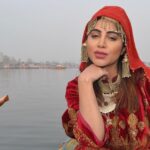 Arshi Khan Instagram - Beautiful Kashmir ❤️ #Arshi #Arshikhan #Sherukrishnagoni #beautifuldestinations #dallake #kashmirtourism
