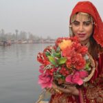 Arshi Khan Instagram - Beautiful Kashmir ❤️ #Arshi #Arshikhan #Sherukrishnagoni #beautifuldestinations #dallake #kashmirtourism