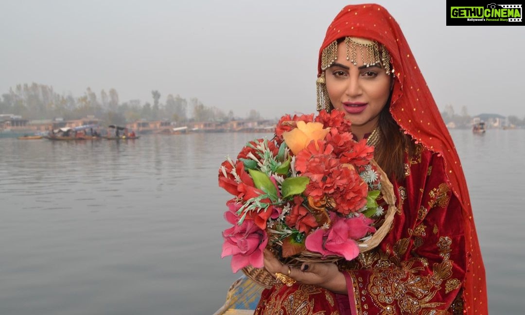 Arshi Khan Instagram - Beautiful Kashmir ❤️ #Arshi #Arshikhan #Sherukrishnagoni #beautifuldestinations #dallake #kashmirtourism