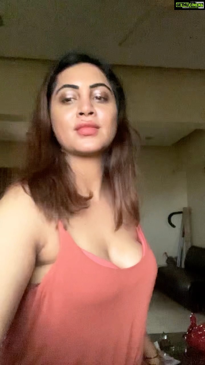 Arshi Khan Instagram - Kabhi kabhi samjh nahi aata karna kya hai 😂😂😂 #arshikhan #arshi #sherukrishnagoni