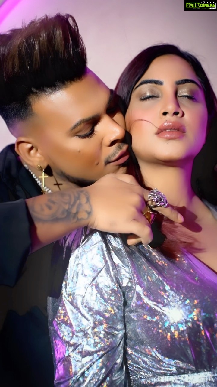 Arshi Khan Instagram - I love to create music with your Body 👅🙈 @arshikofficial . #feelitreelit #feelkaroreelkaro #trending #arshikhan #arshan #eshanmasih