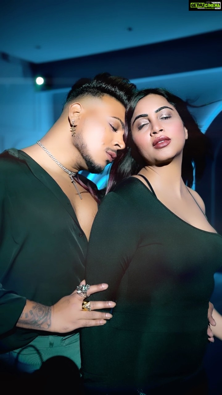 Arshi Khan Instagram - Tere Liye 😍 @arshikofficial . #feelitreelit #feelkaroreelkaro #trending #trendingreels #arshikhan #arshan