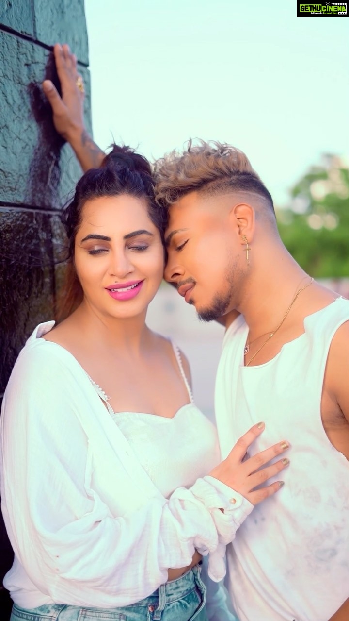 Arshi Khan Instagram - Pyaar aaa gya 🙈😍 @arshikofficial . #feelitreelit #feelkaroreelkaro #trendingreels #arshikhan #arshan #eshanmasih
