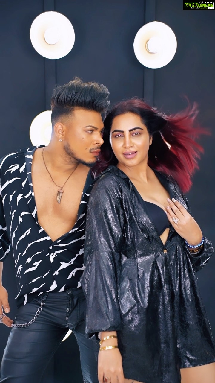 Arshi Khan Instagram - Look at me Habibi 🔥 @arshikofficial . #feelitreelit #feelkaroreelkaro #arshikhan #arshan #eshanmasih