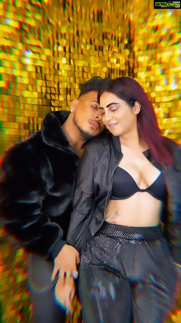 Arshi Khan Instagram - Aisa lag rha hai 🙈 Jaise pyaar hua hai 🤭 @arshikofficial . #feelitreelit #feelkaroreelkaro #trendingreels #arshikhan #arshikhan #eshanmasih