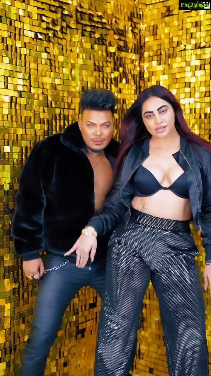 Arshi Khan Instagram - R u feeling HOTT 🔥in this Chilly 🥶 winters ?? @arshikofficial . #feelitreelit #feelkaroreelkaro #trendingreels #meta #arshikhan #arshan