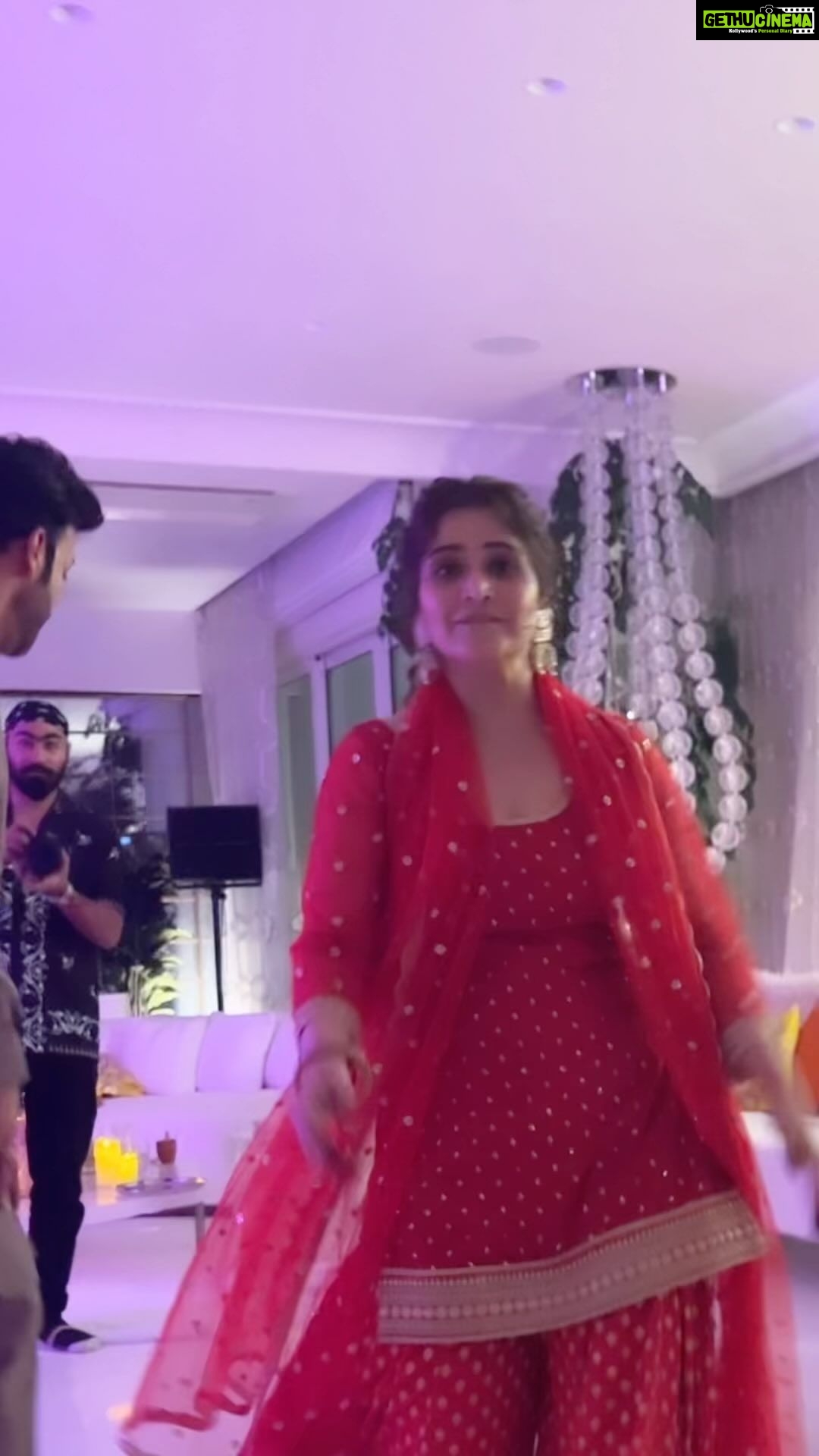 Arti Singh Instagram - Stepping into the week . First 15 days were so slow . Gearing up . Enjoyed partied like crazy . Now back to normal routine . And some seriousness❤️