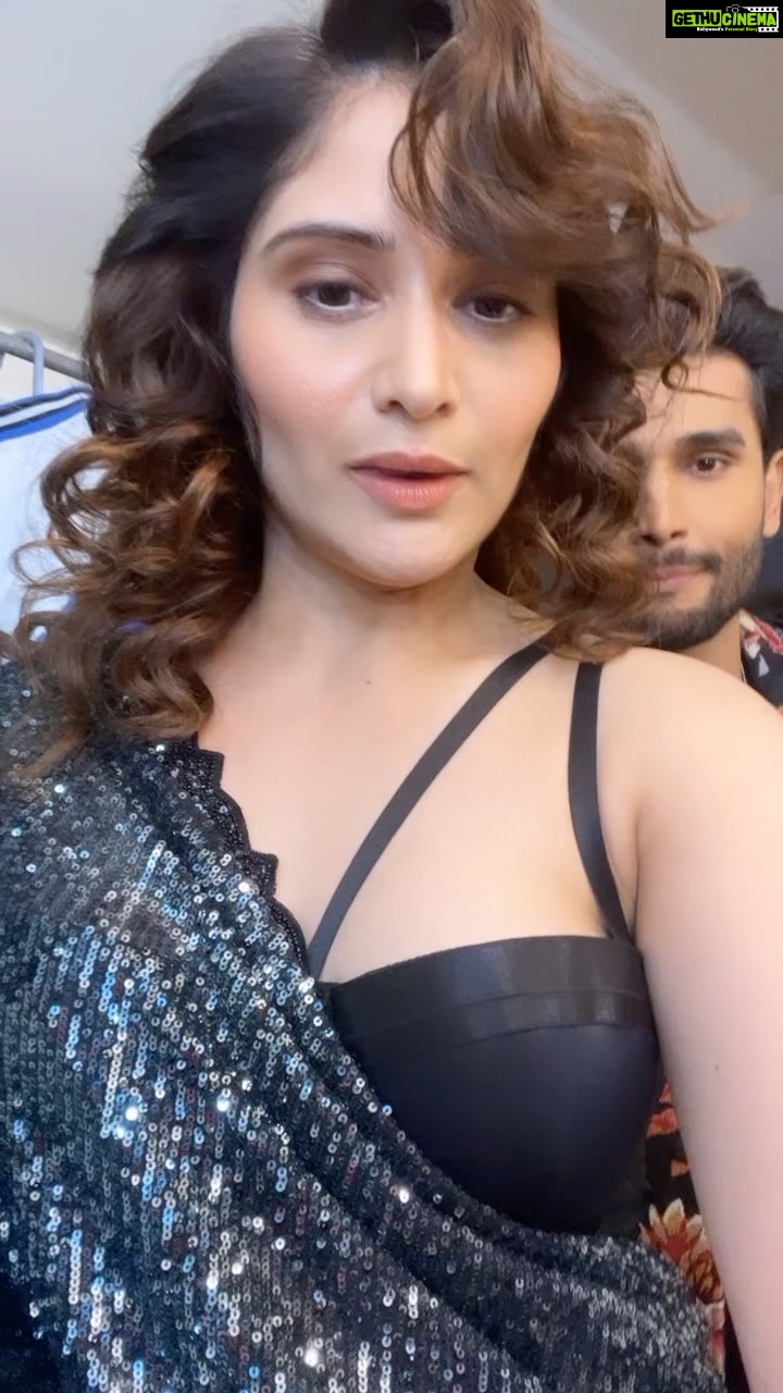 Arti Singh Instagram - When u are not happy with the long shot . Selfie always works ☺️