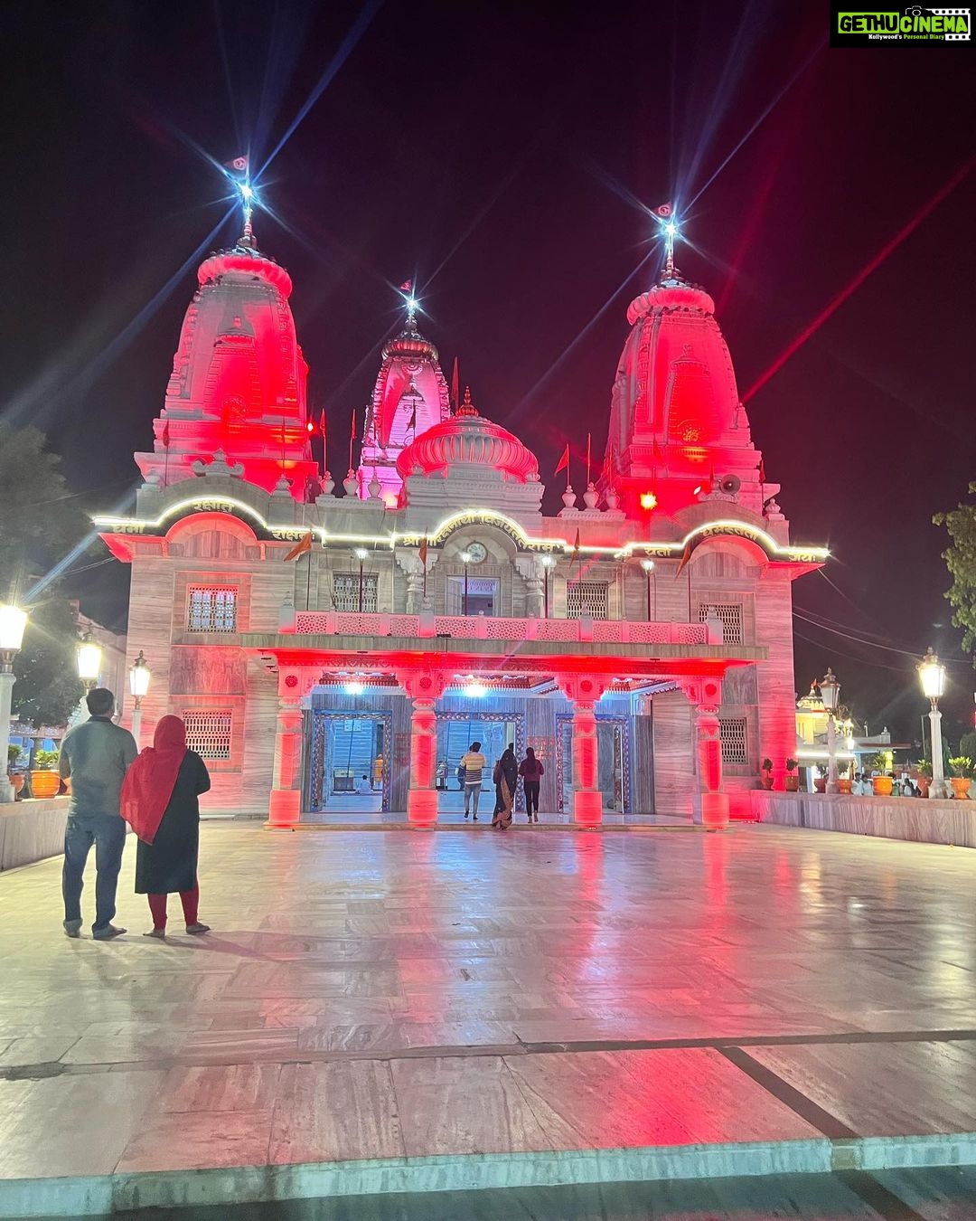 Arti Singh Instagram - Blessed 😇 gorakhnath temple with mommy darling