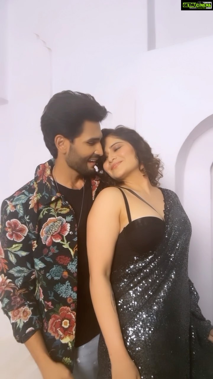 Arti Singh Instagram - Im in love with this song . And with the original ❤️ @rohit_khandelwal77 and @rajivadatia thank you for special appearance 😃