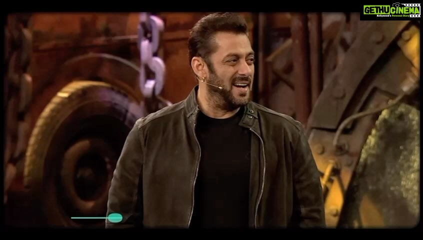 Arti Singh Instagram - Dekhiye Krushna and family with Salman on this buzzing New Year’s special! Bigg Buzz ki masti on Weekend Ka Vaar! Watch Bigg Boss Season 16, streaming exclusively, only on Voot! @beingsalmankhan @colorstv @kashmera1 @krushna30 #BiggBuzzOnVoot #BB16OnVoot #BiggBuzz #KrushnaAbhishek #BiggBuzzWithKrushnaAndFamily #BiggBoss #BiggBoss16 #BB16OnVoot #Entertainment #Voot