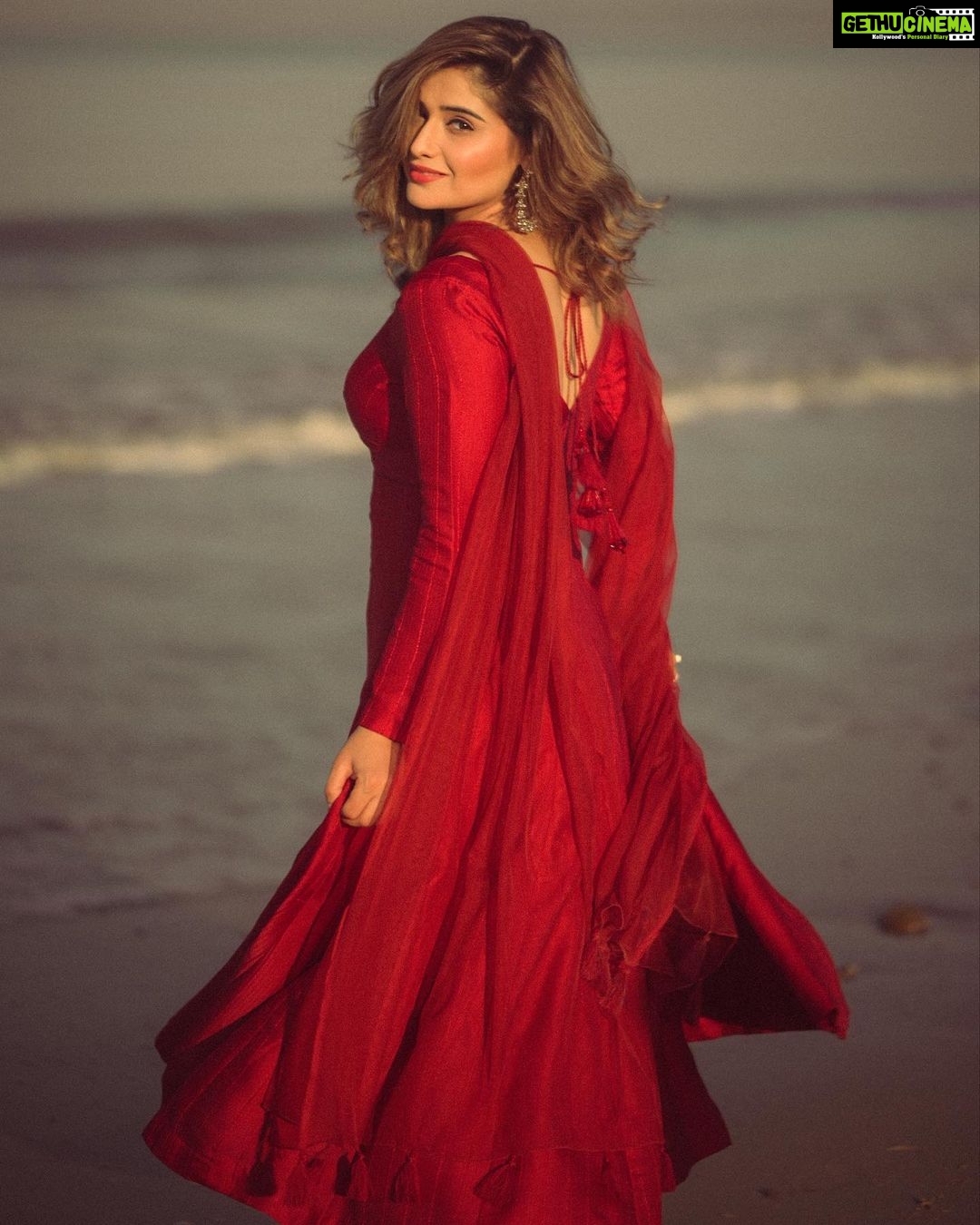 Arti Singh Instagram - Happy Valentine’s Day ❤️❤️❤️If ever in this universe I hv believed in something its love. It’s beautiful. I always say I’m love and I can’t wait to b tht love for someone and why not we all want to feel loved . And inshallah I know one day I wil b posting not alone picture . Happy Valentine’s Day . More love to people in love and singles I promise u are wiating only for the permanent one and forever one . It’s coming soon ❤️ Clicked by @deepak_das_photography Wearing one of my favourites @anjali_lilaria