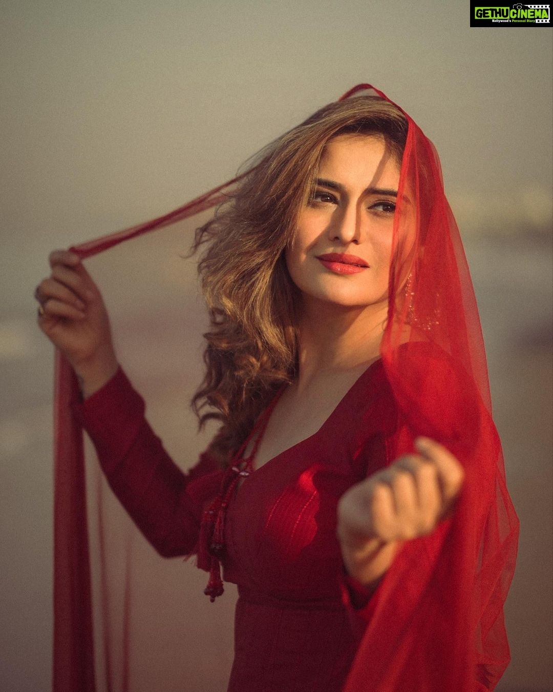Arti Singh Instagram - Happy Valentine’s Day ❤️❤️❤️If ever in this universe I hv believed in something its love. It’s beautiful. I always say I’m love and I can’t wait to b tht love for someone and why not we all want to feel loved . And inshallah I know one day I wil b posting not alone picture . Happy Valentine’s Day . More love to people in love and singles I promise u are wiating only for the permanent one and forever one . It’s coming soon ❤️ Clicked by @deepak_das_photography Wearing one of my favourites @anjali_lilaria