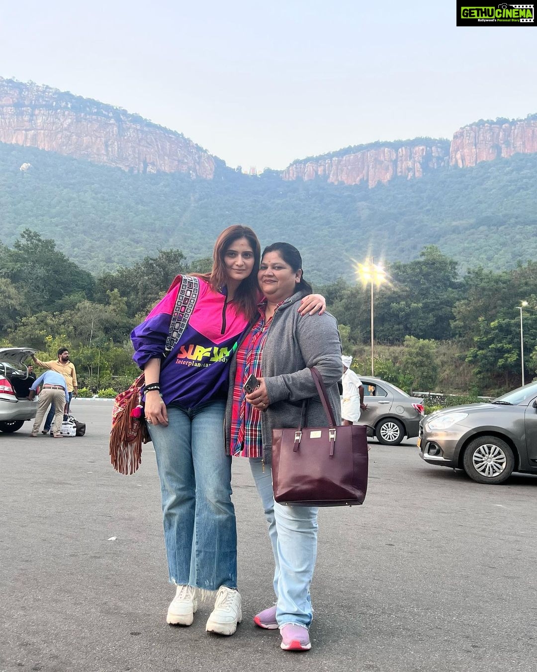 Arti Singh Instagram - Finally tirupati darshan ❤️my new year starts today ❤️grateful 🙏 @anujasingh60.as