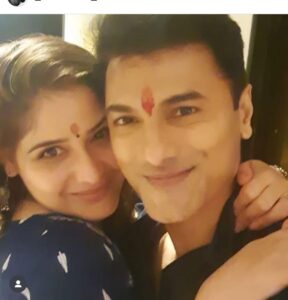 Arti Singh Instagram - 2007 se ab tak Sirf pyar diya. Ladli thi main apki. U said u wil b my guiding star forever . But Sitara toh tab bante hai jab chale jate hain . Aise nhi chahiye thi guidance . I loved u and I wil always love you.2007 when I met u I never thought I wil always b with u till now Kyunki main rishton mein kacchi pad jati hun . Par apne nahi tuutne diya kabhi .I wil b your Behna your bacha forever. Bohut Kuch hai . Jab milungi tab kahungi. See u on other side my andu my brother 🤗mera bhai