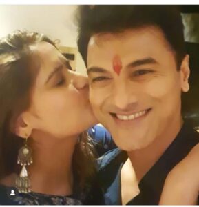 Arti Singh Instagram - 2007 se ab tak Sirf pyar diya. Ladli thi main apki. U said u wil b my guiding star forever . But Sitara toh tab bante hai jab chale jate hain . Aise nhi chahiye thi guidance . I loved u and I wil always love you.2007 when I met u I never thought I wil always b with u till now Kyunki main rishton mein kacchi pad jati hun . Par apne nahi tuutne diya kabhi .I wil b your Behna your bacha forever. Bohut Kuch hai . Jab milungi tab kahungi. See u on other side my andu my brother 🤗mera bhai