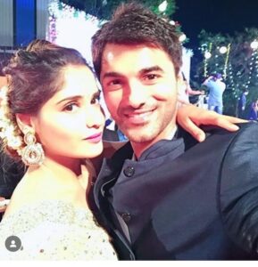 Arti Singh Instagram - 2007 se ab tak Sirf pyar diya. Ladli thi main apki. U said u wil b my guiding star forever . But Sitara toh tab bante hai jab chale jate hain . Aise nhi chahiye thi guidance . I loved u and I wil always love you.2007 when I met u I never thought I wil always b with u till now Kyunki main rishton mein kacchi pad jati hun . Par apne nahi tuutne diya kabhi .I wil b your Behna your bacha forever. Bohut Kuch hai . Jab milungi tab kahungi. See u on other side my andu my brother 🤗mera bhai