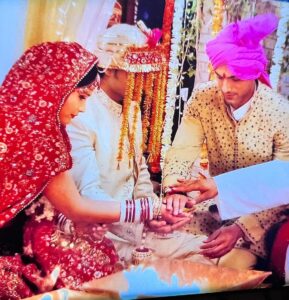 Arti Singh Instagram - 2007 se ab tak Sirf pyar diya. Ladli thi main apki. U said u wil b my guiding star forever . But Sitara toh tab bante hai jab chale jate hain . Aise nhi chahiye thi guidance . I loved u and I wil always love you.2007 when I met u I never thought I wil always b with u till now Kyunki main rishton mein kacchi pad jati hun . Par apne nahi tuutne diya kabhi .I wil b your Behna your bacha forever. Bohut Kuch hai . Jab milungi tab kahungi. See u on other side my andu my brother 🤗mera bhai
