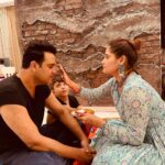 Arti Singh Instagram - Happy bhai dooj ❤️ @krushna30 @vicky5781 Wearing @everbloomindia