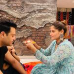 Arti Singh Instagram - Happy bhai dooj ❤️ @krushna30 @vicky5781 Wearing @everbloomindia