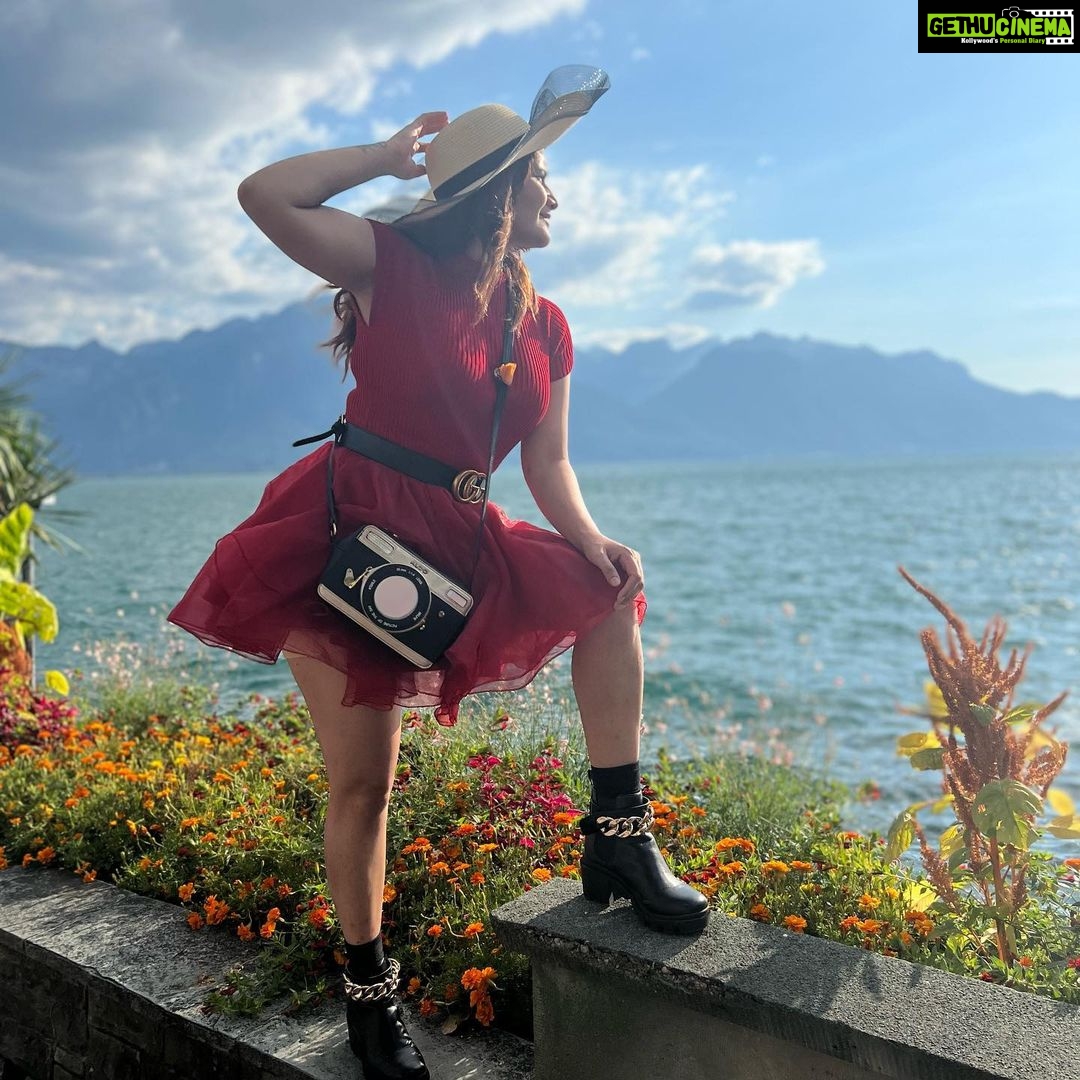 Arti Singh Instagram - Red riding hood ❤️ Color of love ❤️