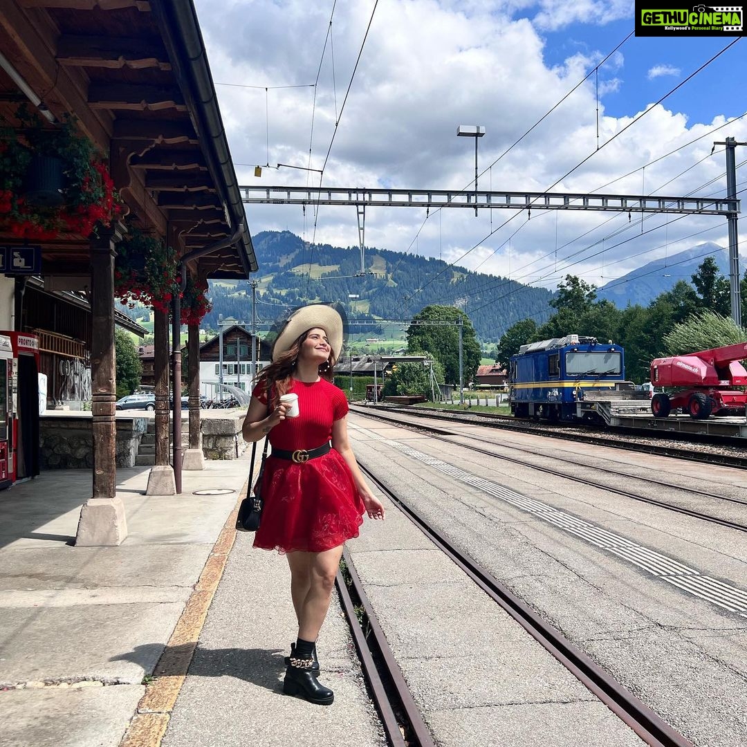 Arti Singh Instagram - Red riding hood ❤️ Color of love ❤️