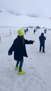Arti Singh Instagram - Main chali banke hawaaaa❤️ #jungfrau End mein uncle ji bhi nahi rok paye reel khatam karne se . Wondering uncle Ji ka network aa raha tha 😂