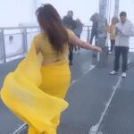 Arti Singh Instagram - Bachpan se socha tha Ek din Switzerland mein saree pehenke dance karungi barf Ke beech mein aur kiyaaaa . I was shy and on top of tht it was 1 degree on mount jungfrau . I almost gave up but then in my head only one thing was going . Arti kal ka kya pata aaj hi hai . Dil mein hai just go for it . And I did it .This song is one of my fav actresses Juhi Chawla ji . And shot in Switzerland. ❤️