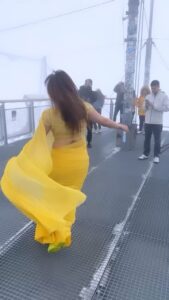 Arti Singh Instagram - Bachpan se socha tha Ek din Switzerland mein saree pehenke dance karungi barf Ke beech mein aur kiyaaaa . I was shy and on top of tht it was 1 degree on mount jungfrau . I almost gave up but then in my head only one thing was going . Arti kal ka kya pata aaj hi hai . Dil mein hai just go for it . And I did it .This song is one of my fav actresses Juhi Chawla ji . And shot in Switzerland. ❤️