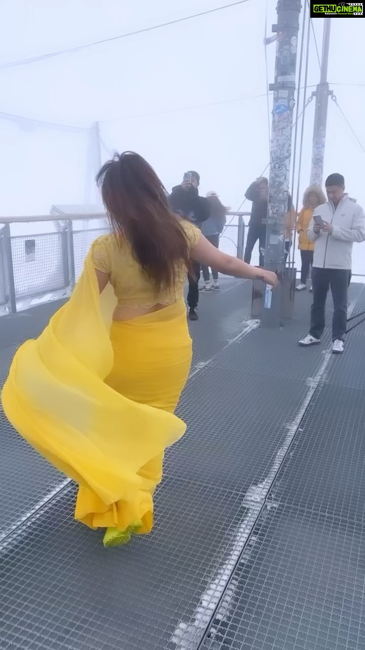 Arti Singh Instagram - Bachpan se socha tha Ek din Switzerland mein saree pehenke dance karungi barf Ke beech mein aur kiyaaaa . I was shy and on top of tht it was 1 degree on mount jungfrau . I almost gave up but then in my head only one thing was going . Arti kal ka kya pata aaj hi hai . Dil mein hai just go for it . And I did it .This song is one of my fav actresses Juhi Chawla ji . And shot in Switzerland. ❤️