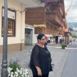 Arti Singh Instagram - Gstaad ❤️❤️ Switzerland ❤️i dint hv Shahrukh khan so made recreated this song with my Farida jalal ji ❤️❤️my mommy.. @krushna30 @kashmera1 @anujasingh60.as @yashikamithu147