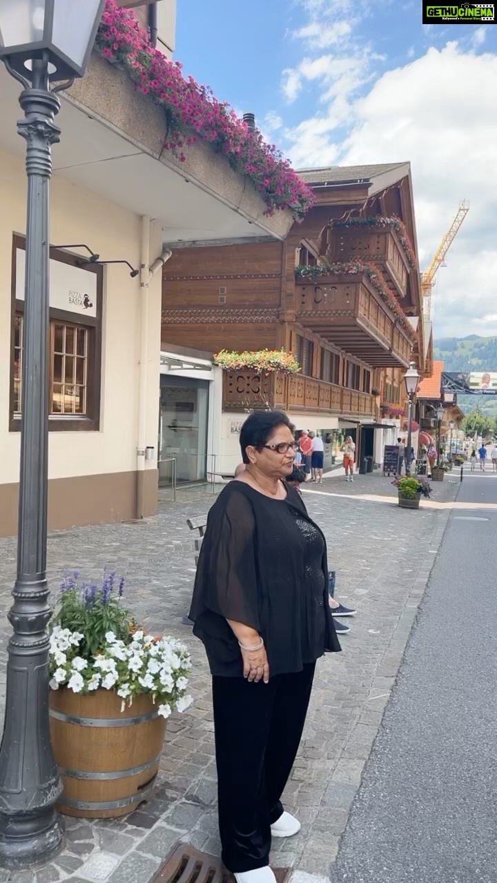 Arti Singh Instagram - Gstaad ❤️❤️ Switzerland ❤️i dint hv Shahrukh khan so made recreated this song with my Farida jalal ji ❤️❤️my mommy.. @krushna30 @kashmera1 @anujasingh60.as @yashikamithu147