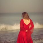 Arti Singh Instagram - Kabhi kabhi ye baatien Sirf achi awaaz mein achi lagti hain . Aur kabhi kabhi aisa wakt aata hai jab hum Uparwale se kehte hain Gulaab hi dedo . Nahi intezaar kar sakte Guldaste ka .There is so much to say but u hv no words u hv only feel .U are on the verge of giving up . And verge of loosing faith in your god or guru . But then Bhagwan ko jhod ke bhi kahan jaoge. I always believed in destiny . So always use to say kismat mein likha hoga toh hoga . But worse is when u stop believing your self . Wen u doubt yourself . Ki kya mujh mein vo baat hai . Well im in this phase . But I know I wil overcome this too . I wil overcome the rejections. Coz I’m grateful to only one thing tht I hv my breath .Zindagi ne wakt diya toh wakt ka charkha bhi ghumega . We all go thru this phase . May b some goin thru it and no one knows . So just want to say u are not alone . I’m grateful for so many things . Just a phase which wil pass for sure . ❤️strength to all ❤️