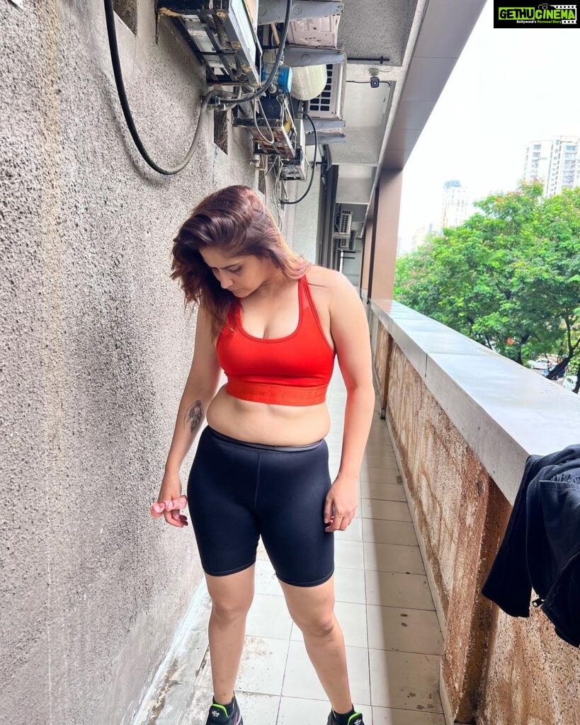 Arti Singh Instagram - Why post only when u accomplish a goal . Why not when sometimes u fail . I took this weight on 2nd Aug and thought wil go atleast 3 kg down but today I m 2 kg more . When I took the photo (swipe) I thought I wil post this and my other photo when I wil b in good shape )May b sometimes u just loose the track. Loose tht motivation. I was tired of getting up and going to gym like a ritual which is not bad .But for sometime I just wanted to bbbbbb .. I wanted to do nothing . Not think before eating are weight badh jayega and workout twice next day in guilt : I did disappoint my trainer @getfitwitumesh but at it again. Sometimes it’s a phase : so just want to say it’s ok . Hun toh kar bhi lungi : 😀 this post is juts to tel some who might b goin through same it’s ok to just bbb sometimes . U fall but important u get up and start again . ❤️❤️