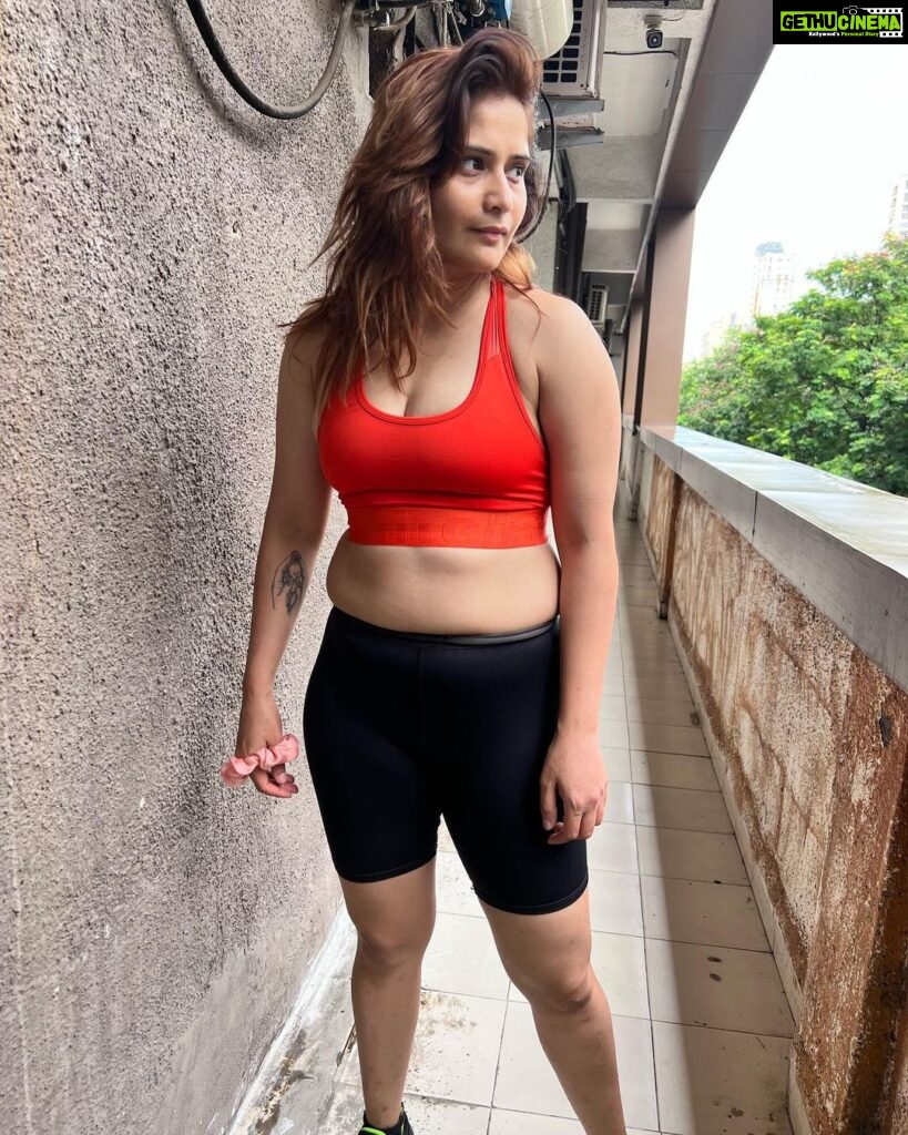 Arti Singh Instagram - Why post only when u accomplish a goal . Why not when sometimes u fail . I took this weight on 2nd Aug and thought wil go atleast 3 kg down but today I m 2 kg more . When I took the photo (swipe) I thought I wil post this and my other photo when I wil b in good shape )May b sometimes u just loose the track. Loose tht motivation. I was tired of getting up and going to gym like a ritual which is not bad .But for sometime I just wanted to bbbbbb .. I wanted to do nothing . Not think before eating are weight badh jayega and workout twice next day in guilt : I did disappoint my trainer @getfitwitumesh but at it again. Sometimes it’s a phase : so just want to say it’s ok . Hun toh kar bhi lungi : 😀 this post is juts to tel some who might b goin through same it’s ok to just bbb sometimes . U fall but important u get up and start again . ❤️❤️