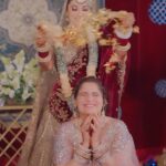 Arti Singh Instagram - Sun Maahi sun se Ranjha ❤️❤️ Wearing @shiivanggii @ramagiq Video by @madeinheavenstudios Beautiful bride @bhavika.johri