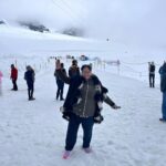 Arti Singh Instagram - Our first snow experience Mount jungfraujoch ❤️ 2nd photo mommy’s happiness 😍❤️❤️blessed .. grateful @thomascookofficial @shameershaikh786 @alkaavats