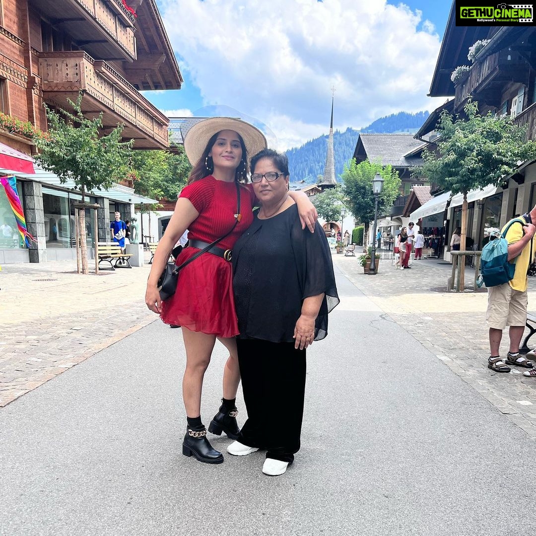 Arti Singh Instagram - My forever love story @geetasingh597 @thomascookofficial @shameershaikh786 #gstaad #saanen #geneva