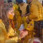 Arti Singh Instagram - Getting ready and all these traditions makes me so so happy .. Attended all the functions of any wedding I don’t know after how many years . Relived many memories. God bless u both @bhavika.johri @rehan_khan1199 . Just u meet people and they become your family . 💥💝 Wearing @anjali_lilaria u are superb . Dhol wala we’re so amazing @dpd_boys_dholis_team