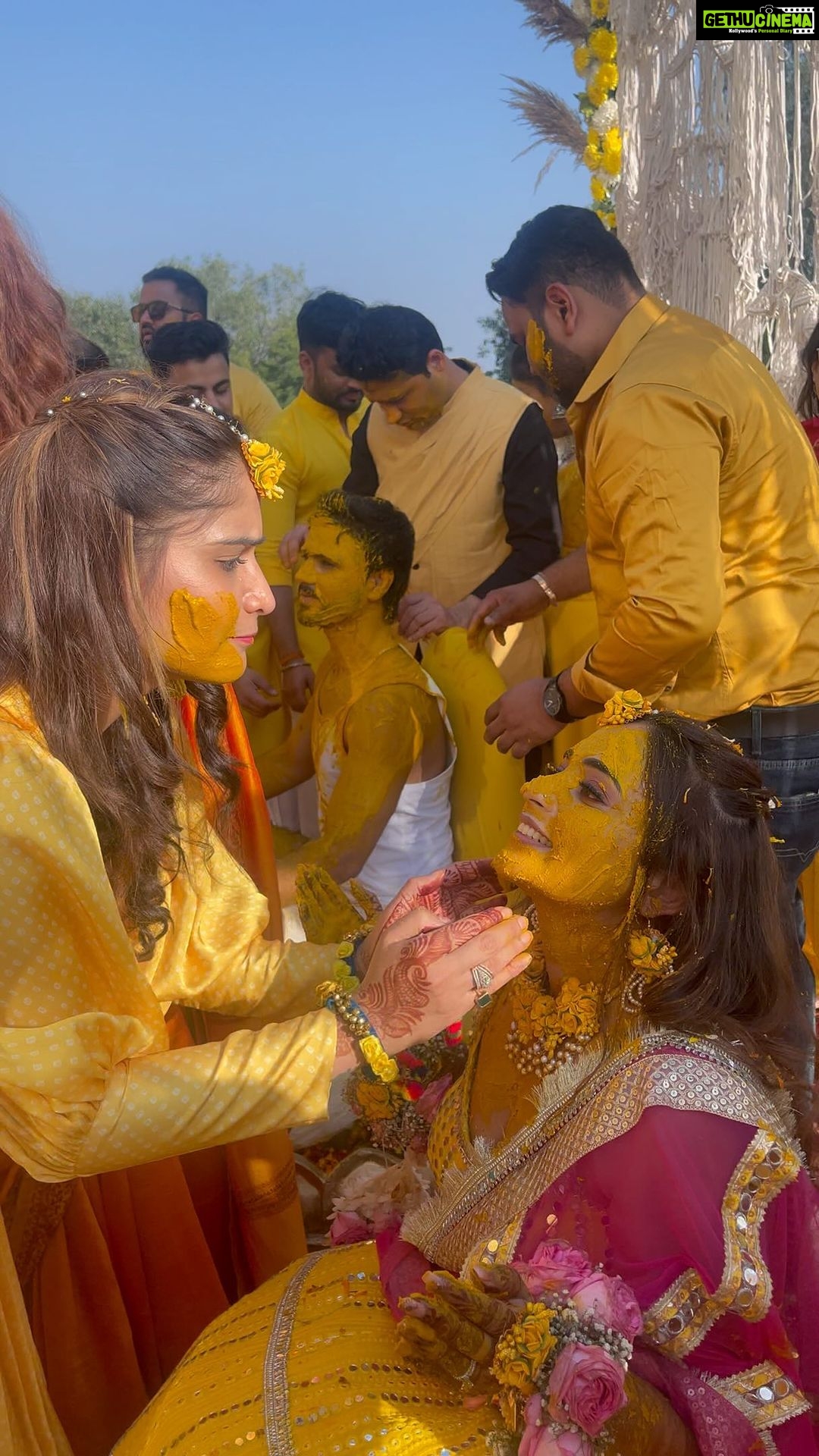 Arti Singh Instagram - Getting ready and all these traditions makes me so so happy .. Attended all the functions of any wedding I don’t know after how many years . Relived many memories. God bless u both @bhavika.johri @rehan_khan1199 . Just u meet people and they become your family . 💥💝 Wearing @anjali_lilaria u are superb . Dhol wala we’re so amazing @dpd_boys_dholis_team