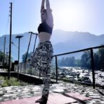 Arti Singh Instagram - Happy international yoga day the journey started in bani … trying .. @mahiyaaa_1 thank u for making me start yoga again ❤️ not perfect but trying 😊 #happyinternationalyogaday