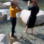 Arti Singh Instagram - I miss this ❤️❤️❤️ is mein tairne ka maza Kuch aur hi tha… bani .. Jammu kashmir