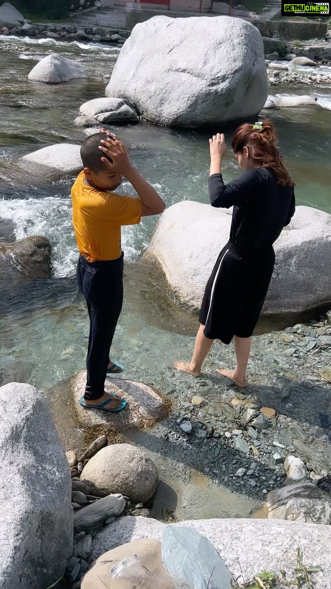 Arti Singh Instagram - I miss this ❤️❤️❤️ is mein tairne ka maza Kuch aur hi tha… bani .. Jammu kashmir
